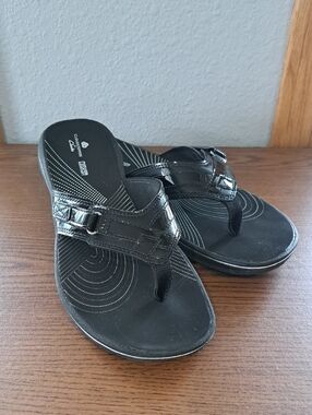 Clarks Black Patent Thong Sandals for Women